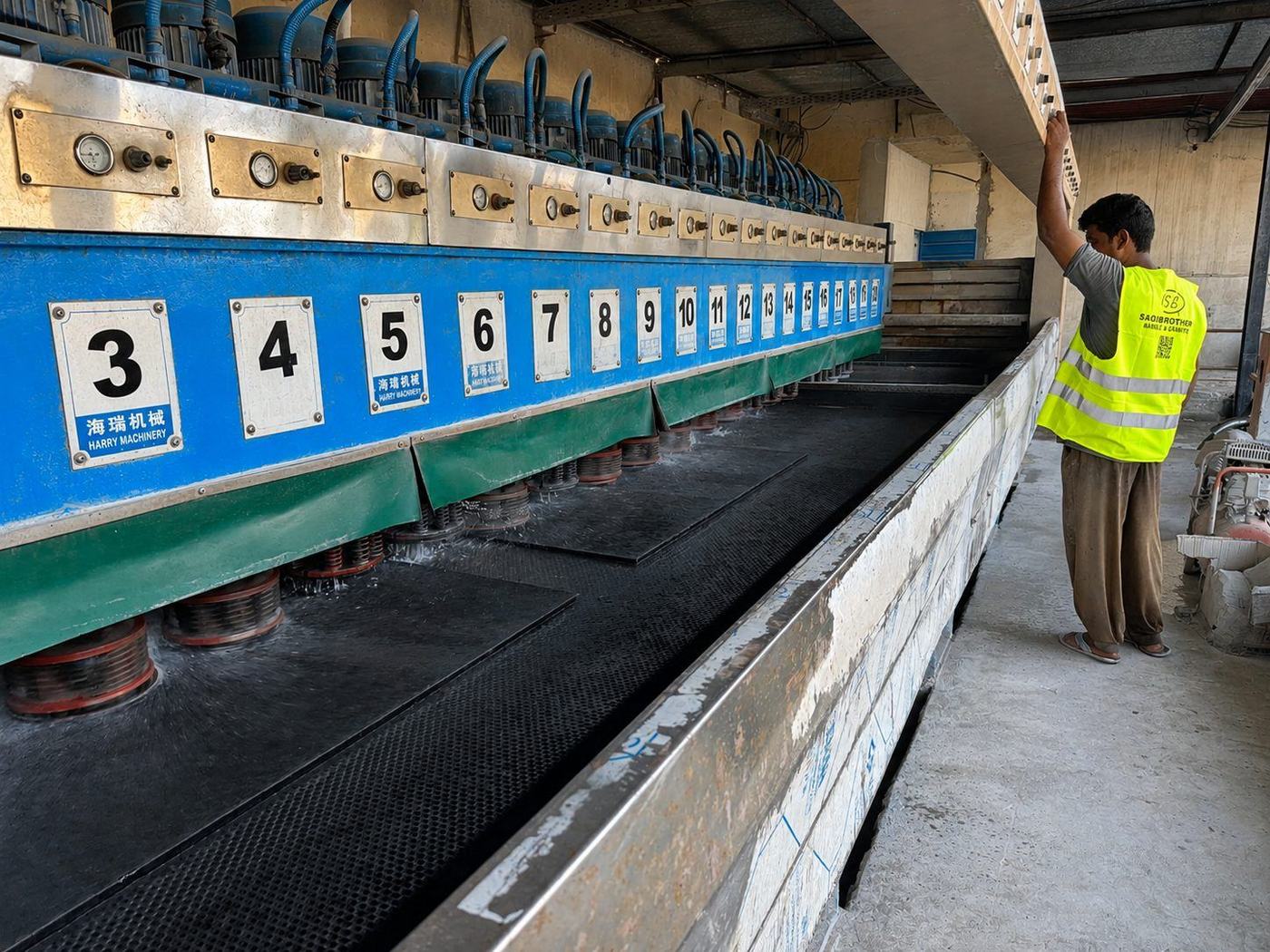 Multi-head polishing line finishing marble slabs at the RUDA facility